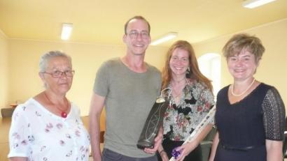 Bild: amö
Sonja Meier (rechts) bedankt sich bei Regisseur Maximilian Ponader und Theresa Bürckler vom künstlerischen Büro Young Artists, Bayreuth.