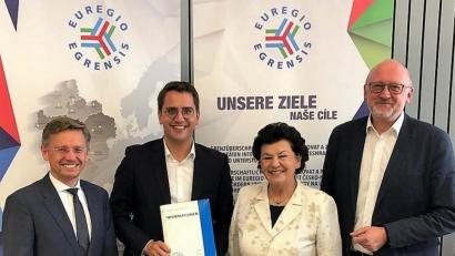 Bild: Euregio Egrensis/exb
Informationsbesuch bei der Euregio Egrensis, Arbeitsgemeinschaft Bayern: Im Bild von links die Abgeordneten Tobias Reiß und Christian Doleschal, Euregio-Präsidentin Birgit Seelbinder und Harald Ehm.