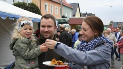 Bild: fpoz
Ob Groß oder Klein, bei der Schlemmermeile in Waldershof kommen alle Altersgruppen kulinarisch voll auf ihre Kosten.