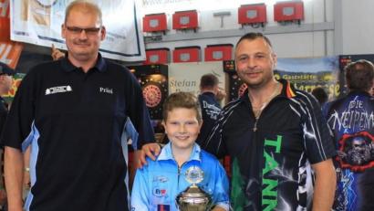 Bild: gz
Vorsitzender Martin Bauer (links) und Stellvertreter Thomas Bösl gratulierten dem mehrfachen Europa- und Deutschen Jugendmeister David Nachreiner zum Pokal und begrüßen das Nachwuchstalent als neues Mitglied.