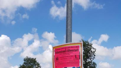 Bild: ck
Jede Menge Plakate weisen seit Dienstagnachmittag in Vohenstrauß und wie hier vor dem Sportplatz in Altenstadt bei Vohenstrauß auf das Gastspiel des Circus Afrika hin. Die Stadt hatte die Genehmigung dazu am Montag zurückgenommen. Der Zirkus plakatierte trotzdem.