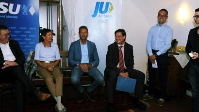 Bild: gf
Oberbürgermeister Michael Cerny, Dagmar Kierner, Dieter Gerl und Maximilian Hahn stellten sich den Fragen der Moderatoren Florian Füger und Florian Singer zum Thema Wohnen in Amberg.