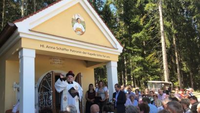 Bild: bej
Monsignore Dr. Hansjörg Günther segnete in einem feierlichen Wortgottesdienst die zwischen Tiefenbach und Irlach gelegene Anna-Schäffer-Kapelle.