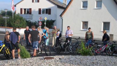 Bild: sne
Bei der CSU-Sommerradtour unterhalten sich die Bürger von Hütten mit Bürgermeister Edgar Knobloch (Dritter von rechts) über die Dorferneuerung.