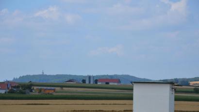 Bild: upl
Eine Pumpstation der Stadtwerke Amberg bei Hiltersdorf (im Hintergrund der Mariahilfberg). Trinkwassergewinnung und intensive Landwirtschaft - wie passt das zusammen?