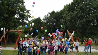 Bild: bnr
Zur Eröffnung des neuen Spielplatzes veranstaltete das Jugendrotkreuz ein Luftballonwettfliegen, bei dem die Kinder begeistert mitmachten.
