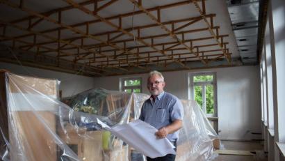 Bild: szl
Bürgermeister Rudolf Schopper mit den Plänen zur Sanierung des Gemeindehaus in Wurz. Bis Dezember sollen die Baustelle fertig sein. Ein straffer Zeitplan für viele Maßnahmen.