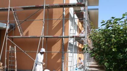 Bild: lg
Mit Netzen und neuem Feinputz werden Risse an der Sporthallenfassade beseitigt.