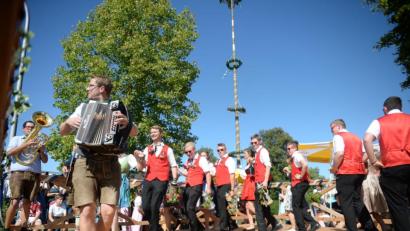 Bild: brü
Fünf Tänze und 15 Gstanzln präsentierten heuer die sieben Hohenkemnather Kirwapaare.