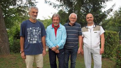 Bild: sön
Spartenleiter Wilhelm Anhalt (rechts) zeichnet den Einzel-Sieger Werner Lang sowie die Zweit- und Drittplatzierten Otto Schließmeier und Alois Hofmann (von links) mit Ehren- und Sachpreisen aus.
