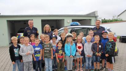 Bild: frd
Die Kinder ließen sich gerne mit ihren „Kollegen“ (hinten von links) Polizeihauptkommissar Georg Pfannenstein, Polizeihauptmeisterin Daniela Ziereis und Polizeihauptkommissar Karl-Heinz Senft für ein Erinnerungsfoto ablichten, schließlich wollen ja einige von ihnen nach dem Besuch Polizist werden.