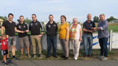 Bild: exb/Burkhard Hagemann 
CSU-Schatzmeister Andreas Greiner (links) und Dominik Baschnagel (rechts) übergeben die Spende an den Tennisverein und die Schützen.