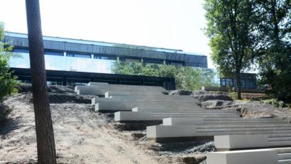 Bild: Gabi Schönberger
Beim ersten Bauabschnitt ist ein Großteil der Betonfassade aus den 1970er-Jahren hinter spiegelnden Alu-Verbundplatten verschwunden. Bis zu den Herbstferien sollen die Arbeiten in diesem Bereich fertig sein, erklärt Kreisbaumeister Werner Kraus. Die Arbeiten im zweiten Bauabschnitt sollen bis Frühjahr 2021 andauern.