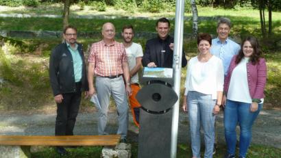 Bild: Portner
Landrat Thomas Ebeling (Mitte) stellte das Natur-Navi bei der Wallfahrtskirche Schönbuchen vor. Julia Braun vom Tourismuszentrum Oberpfälzer Wald (von rechts), Markus Kurz vom Naturparkverein und Zweite Bürgermeisterin Margit Reichl (Neunburg) waren davon ebenso begeistert wie (von links) Markus Greiner (Vorsitzender des Tourismusvereins Neunburg), Bürgermeister Walter Schauer (Thanstein) und Bauhofarbeiter Andreas Mösbauer.