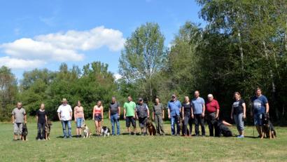 Bild: ads
Leistungsrichter Helmut Danzer (Dritter von links), Prüfungsleiterin Marion Erath (Zweite von rechts) und die Vorsitzende des Hirschauer Hundesportvereins, Judith Meier (Siebte von rechts), gratulieren den Besten bei der Hundeprüfung.