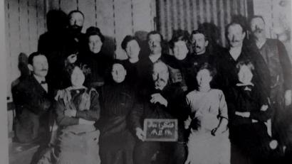 Repro: edo
Der erste Sud in der "Bärenbräu"-Brauerei am 4. Februar 1914. „Bärenwirt“ Georg Wiesend (Mitte) teilt diesen denkwürdigen Moment mit seiner Familie und Belegschaft.
