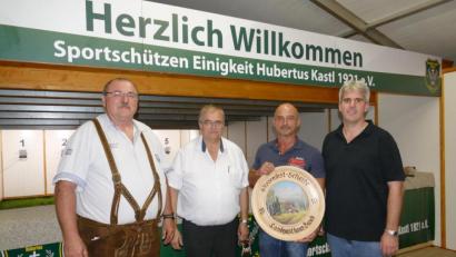 Bild: rwo
Festwirt Armin Schinner (von links), Bruno Busch vom Landgasthof Busch, Gewinner Wangeli Panotas und Vorsitzender der Kastler Sportschützen Wolfgang Raps.