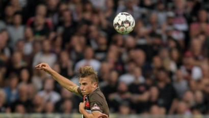 Bild: Axel Heimken/dpa
Philipp Ziereis (links) will sich für den FC St. Pauli bald wieder so reinhaun.