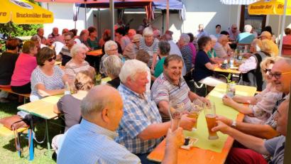Bild: mab
Stimmung und Gemütlichkeit sind Trumpf beim Sommerfest des VdK auf dem Gartengelände des Schützenvereins.