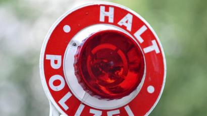 Symbolbild: Frank Leonhardt/dpa
Beamte stoppen am Montag in Amberg einen jungen Mann, den sie der Stadtrundenfahrer-Szene zurechnen.
