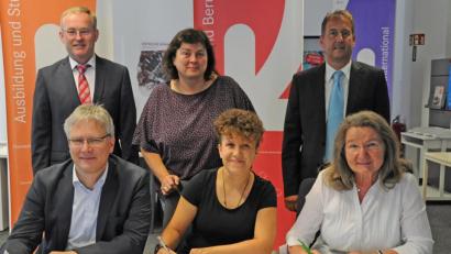 Bild: Stephan-Park
Die Unterzeichner: (vorne, von links): Markus Nitsch, Leiter des Arbeitsagenturbezirks, Anna Weißmann (Jugendmigrationsdienst) und Jobcenterleiterin Sonja Schleicher (hinten, von links): Manfred Tröppl, Arbeitsagentur Amberg, Andrea Rausch (JMD) und Rainer Liermann (Jobcenter).