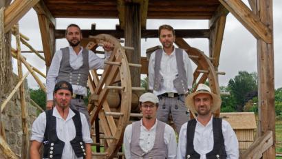 Bild: tr
Heute fehlt nur der Chef. Der Leiter des Bauteams im Geschichtspark, Armin Troppmann kümmert sich derzeit um den eigenen Nachwuchs - er ist in Elternzeit. Hinten von links: Michael Winkler und Michal Dvorák. Vorne von links: Adam Jopek, Robert Mois und Martin Koudele.