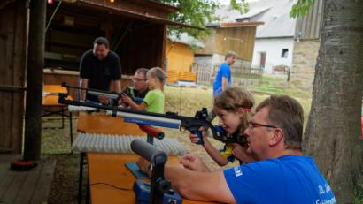 Bild: sgs
Bei den Bambini war am Lichtgewehr noch "Schützenhilfe" angesagt.