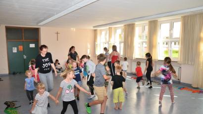 Bild: fjo
Im Gymastikraum der Grundschule lernten die jungen Teilnehmer Tanzen und synchrones Bewegen beim Ferienprogramm mit "Wild Chixx".