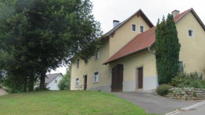 Bild: kö
Das alte Schulhaus soll voraussichtlich im Spätherbst abgerissen werden. An der Stelle wird ein Dorfgemeinschaftshaus errichtet.