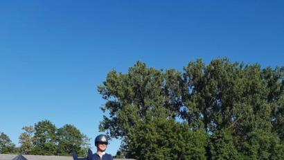 Bild: RC Neumühle/exb
Oberbürgermeister Michael Cerny gratulierte Stephanie Schulze vom Reit- und Fahrverein Hahnbach auf ihrem Pferd Esprit de Coeur.