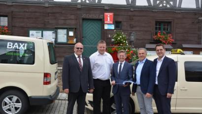 Bild: jr
Bürgermeister Klaus Meyer, Unternehmer und Ideengeber Christian Maischl, MdL Tobias Reiß, Bürgermeister Roland Grillmeier und Europaabgeordneter Christian Doleschal (von links) sind zuversichtlich, dass der Baxi-Verkehr auch künftig vom Freistaat gefördert wird.