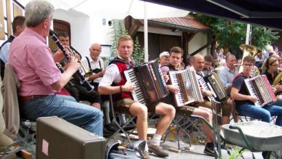 Bild: rrd
Die natürliche Bühne neben dem Gasthof Goldener Hirsch ist voll mit Musikanten.