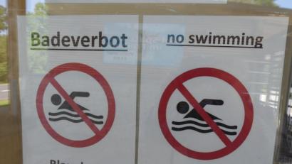 Bild: rn
Seit Freitagmittag "zieren" Badeverbots-Schilder nicht nur den Eingangsbereich zum Rußweiherbad.