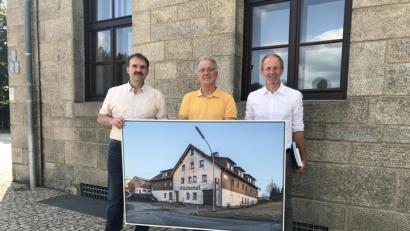 Bild: eig
Das falsche Foto als Geschenk: Bäckermeister Herbert Seer, Fotograf Rainer Viertlböck, Gedenkstättenleiter Jörg Skriebeleit (von links).