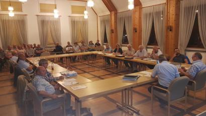 Bild: gi
Aufmerksam lauschten etwa 30 Zuhörer im Rathaussaal den Diskussionen zur Wasserversorgung zu.