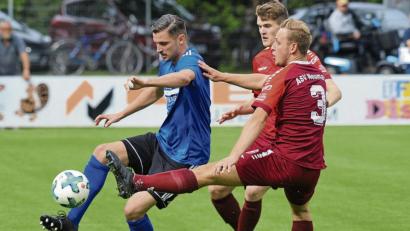 Bild: Franken
Die Wasserwerk-Truppe rund um Josef Rodler (links) will es diesmal nicht wieder so spannend machen wie gegen Aufsteiger Seebach, als der Siegtreffer erst in der 90. Minute fiel. Beim Gastspiel am Samstag in Tegernheim soll schon rechtzeitig für klare Verhältnisse gesorgt werden.