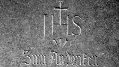 Bild: hev
An der Friedhofkirche ist diese Gedenktafel zur Erinnerung an Thomas und Anna Schedl angebracht.
