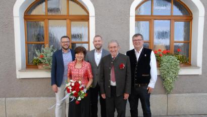 Bild: pop
Auch Bürgermeister Peter Braun gratulierte Elfriede und Ewald Altenbuchner zu ihrem Hochzeitsjubiläum, mit den beiden Söhnen Michael und Klaus.