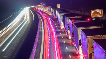 Bild: Peter Kneffel/dpa
Stromautobahn rückt in weite Ferne: Landrat Andreas Meier und seine Mitstreiter wollen, dass die Kabeln des Süd-Ost-Links im Grünstreifen der A93 vergraben werden. Tennet behauptet, dies sei nicht möglich.