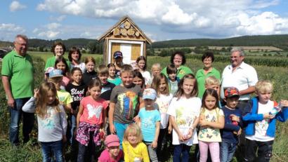 Bild: ksi
Wissenswertes über Kräuter erfuhren die Kinder bei der Wanderung, die der Gartenbauverein im Zuge des Ferienprogramms angeboten hatte.