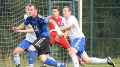 Bild: ref
Spielertrainer Andreas Wendl (rechts) vom TuS Kastl und seine Kollegen müssen auf die Zähne beißen, es fehlt an Personal.