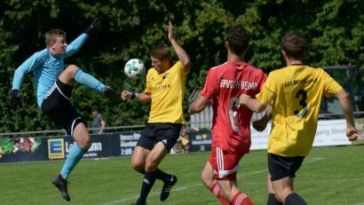 Bild: ham
Der Pfreimder Torwart Michael Herrmann (links) klärt in dieser Szene: Mit einem Sieg am Samstag in Seebach könnte die SpVgg den letzten Tabellenplatz der Landesliga Mitte verlassen.