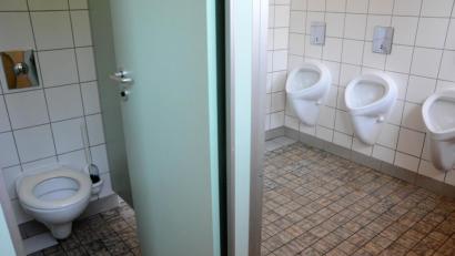 Bild: Gabi Schönberger
Von den Toiletten im Ostflügel der Rehbühlschule geht "extreme Geruchsentwicklung" aus, stellt CSU-Fraktionschef Markus Bäumler fest.