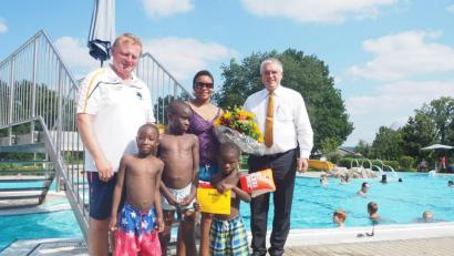 Bild: bl
Betty Ikedo ist heuer die 100.000 Besucherin im Perschener Freibad. Bürgermeister Richard Tischler und Bademeister Norbert Wurmstein (links) gratulierten ihr und den drei Söhnen Noel, Ezekiel und Peter mit einem Blumenstrauß und einer Familienkarte für die nächste Freibad-Saison.