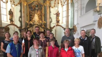 Bild: gz
Die Mitglieder der Kolpingsfamilie und Nichtmitgliedern erreichten nach einem langen Fußmarsch die Wallfahrtskirche am Fahrenberg.