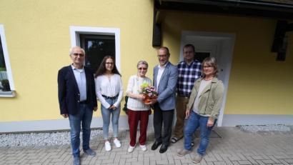 Bild: bjp
Ein Band der Solidarität zwischen den Generationen schlägt der Verein GeHiH. Zum Ausdruck kommt dies bei der Begrüßung zweier Mitglieder in Altendorf bei Pressath: Vorsitzender Karl Lorenz (Dritter von rechts) und die Geschäftsführer Elisabeth Gottsche und Joachim Sertl (rechts und links) heißen die 77-jährige Marianne Fuchs (Dritten von links) als 400. und die 14-jährige Anne Dünzl (Zweite von links) als jüngstes Mitglied willkommen.