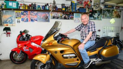 Bild: bey
Mit der goldenen Honda "Pan European" 1100 fährt Erwin Rothmaier auf seinen Touren durch die Oberpfalz. Auch die rote Honda VFR 850 gehört zum Fuhrpark.