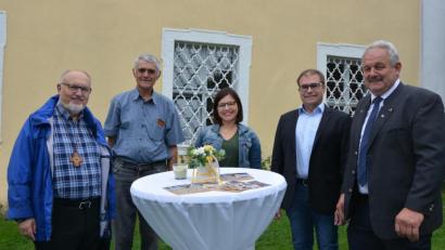 Bild: jr
Pfarrer Anton Witt, Gemeinderat Alois Männer, Julia Fleischer von der VG Mitterteich, Kirchenpfleger Wolfgang Kreger und Bürgermeister Johann Burger (von links) werben verstärkt für die Nutzung des sanierten Pfarr- und Jugendheims Leonberg.