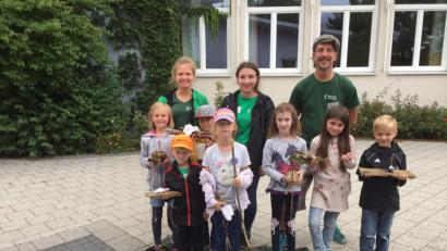 Bild: jzk
Die drei Betreuer Johannes Bodensteiner, Thea Ferber und Karolina Dorner (von rechts) verstanden es, die Kinder für eigenständige kreative Arbeiten zu motivieren.