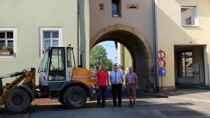 Bild: Stefanie Gradl
Das Hafnertor wird für einige Wochen für den Verkehr gesperrt werde, da in diesem Bereich eine neue Wasserleitung verlegt wird. Bauamtsleiter Stefan Ertl und Bürgermeister Hans-Martin Schertl (von links) besprechen mit einem Vertreter der bauausführenden Firma Markgraf den Ablauf der Maßnahme.